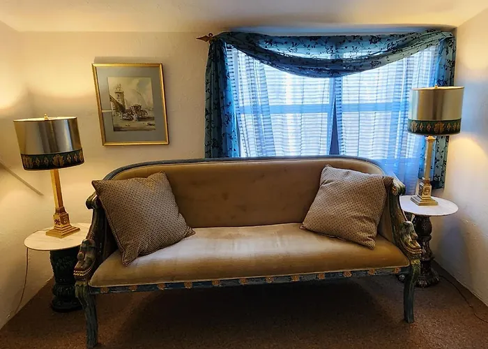Lily Creek Lodge